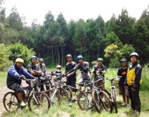 Bandung Klunkerz downhill ceria di Cikole Lembang. (Foto: Opet)