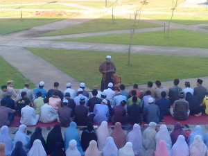 Khatib menyampaikan khutbah dalam bahasa Thai dan Melayu. (Foto: Yussak Anugrah)