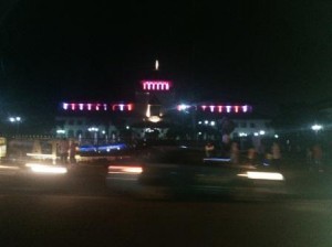 Pemandangan Gedung Sate di waktu malam, dilihat dari Gasibu. (Alfa)