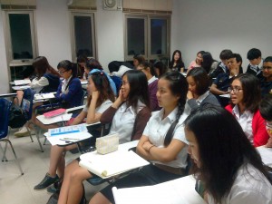 Mahasiswa Universitas Mae Fah Luang sedang menyimak pembelajaran Bahasa Indonesia. (Foto: Yussak Anugrah)