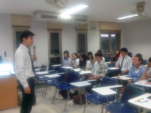 Mahasiswa sedang praktik mengenalkan diri dengan Bahasa Indonesia. (Foto: Yussak Anugrah)