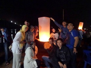 Saya (paling kanan) dan teman-teman mahasiswa Indonesia di Festival Loy Krathong. (Foto: Amelia Safitri)