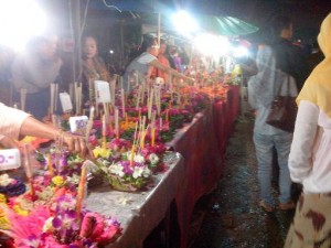 Krathong dijajakan pedagang. (Foto: Yussak Anugrah)