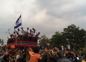 Pawai Persib melintas di Panyileukan, Bandung. (Foto: twitter/@__saefulrizal)