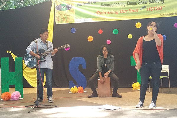 Penampilan Lucky Seven di "Fun Family Gathering" HSTSB. (Foto: Opet)