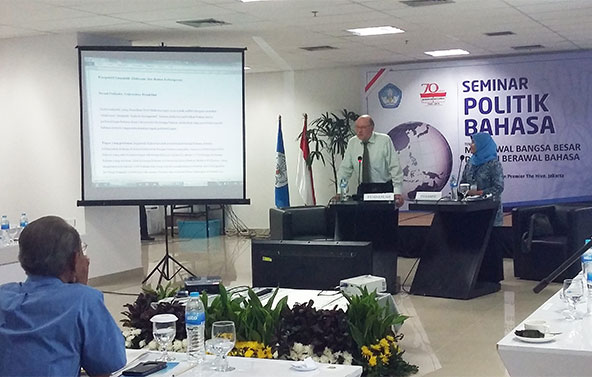 Prof. Dr. Bernd Nethofer saat menyajikan kertas kerja dalam Seminar Politik Bahasa, Rabu (4/6/2015). (Foto: Yopi Setia Umbara)