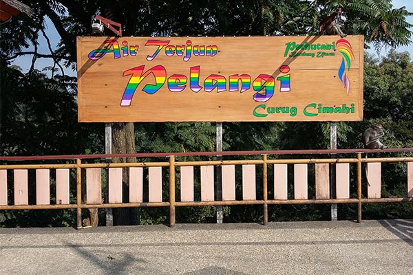 Papan nama Air Terjun Pelangi, nama baru yang disematkan untuk Curug Cimahi. (Foto: Bojes)