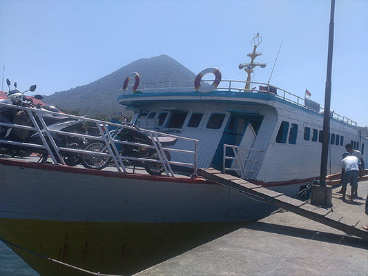 Kapal kayu merupakan salah satu alat tranpsortasi utama masyarakat di kepulauan Maluku.