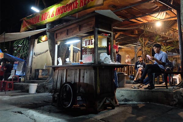 Roda kue balok yang unik di kafe Djongko. (Foto: Fasya)