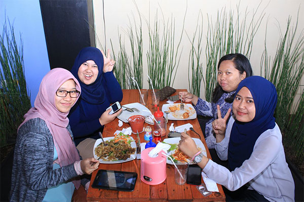 Pengunjung Tatakan Cafe & Resto. (Foto: Ramdan)