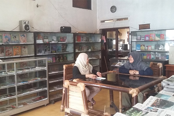 Suasana ruang tengah Toko Buku Merpati. (Foto: Opet)