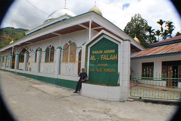 Penulis berpose di Masjid Al-Falah Teluk Wondama. (Foto: Dukumentasi Pribadi)