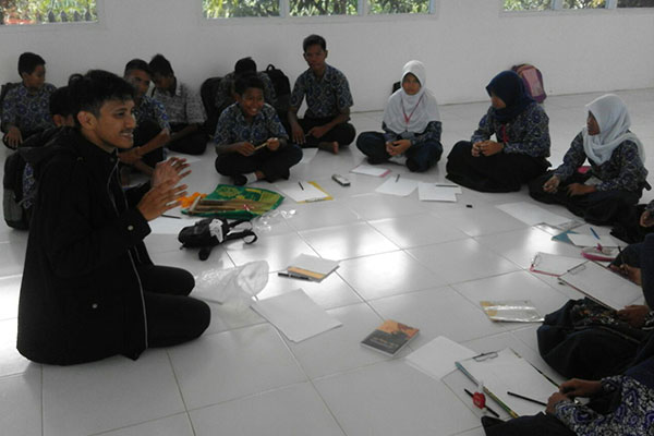 Saya sedang memberikan materi puisi dan komikstrip di SMPN 6 Berau.