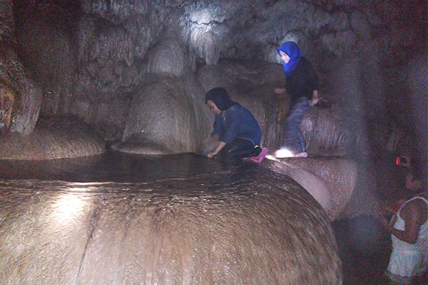 Pengunjung mengambil "air zamzam" Goa Creme. (Foto: Hadiyan Rasyad)